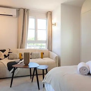 https://superbe-studio-renove-a-100m-de-la-plage.fr-provencehotel.com